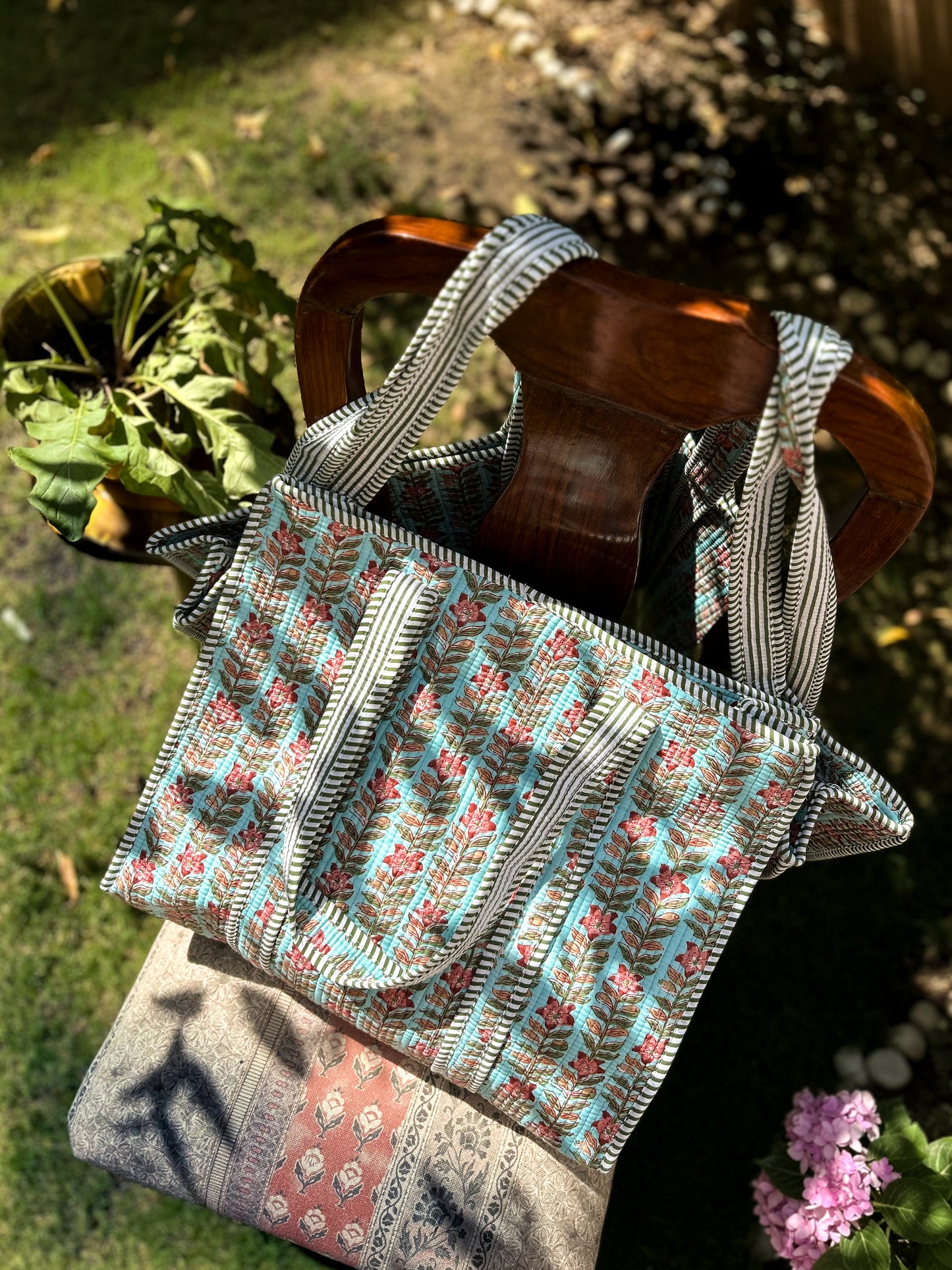 Primrose Picnic Zipper Tote