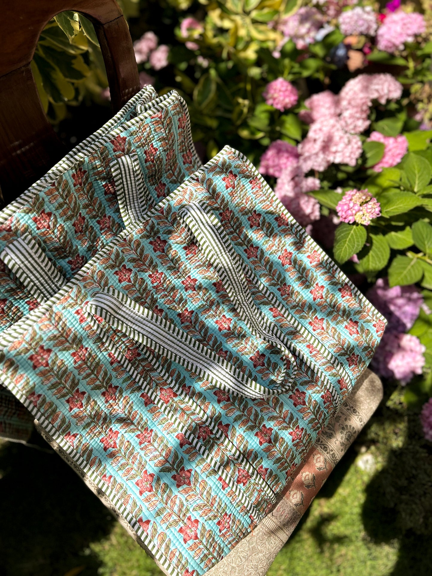 Primrose Picnic Zipper Tote