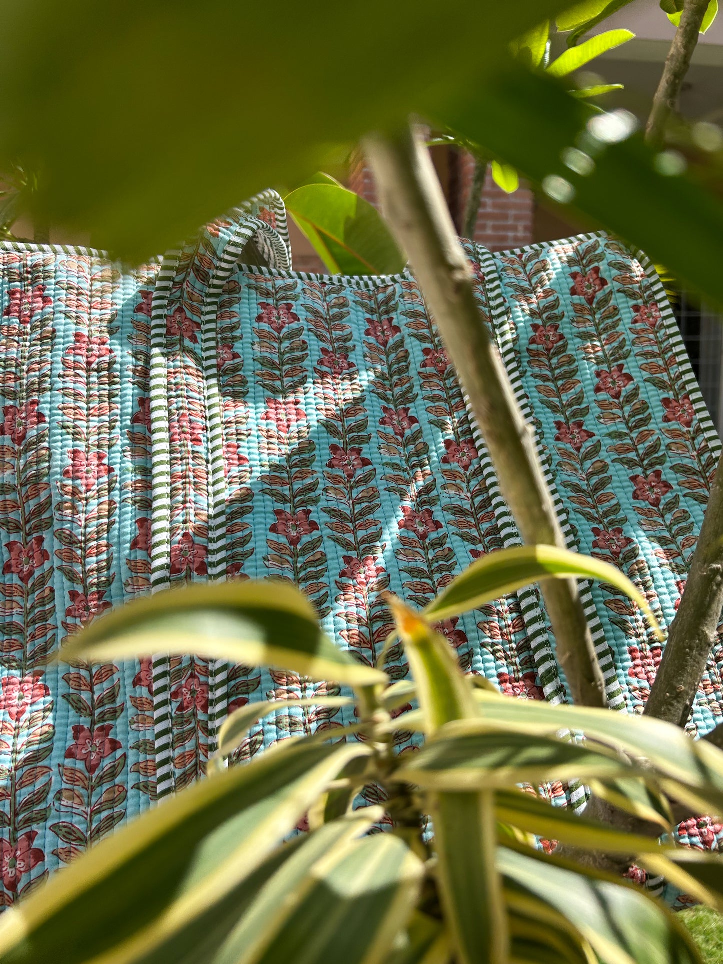Primrose Picnic Zipper Tote