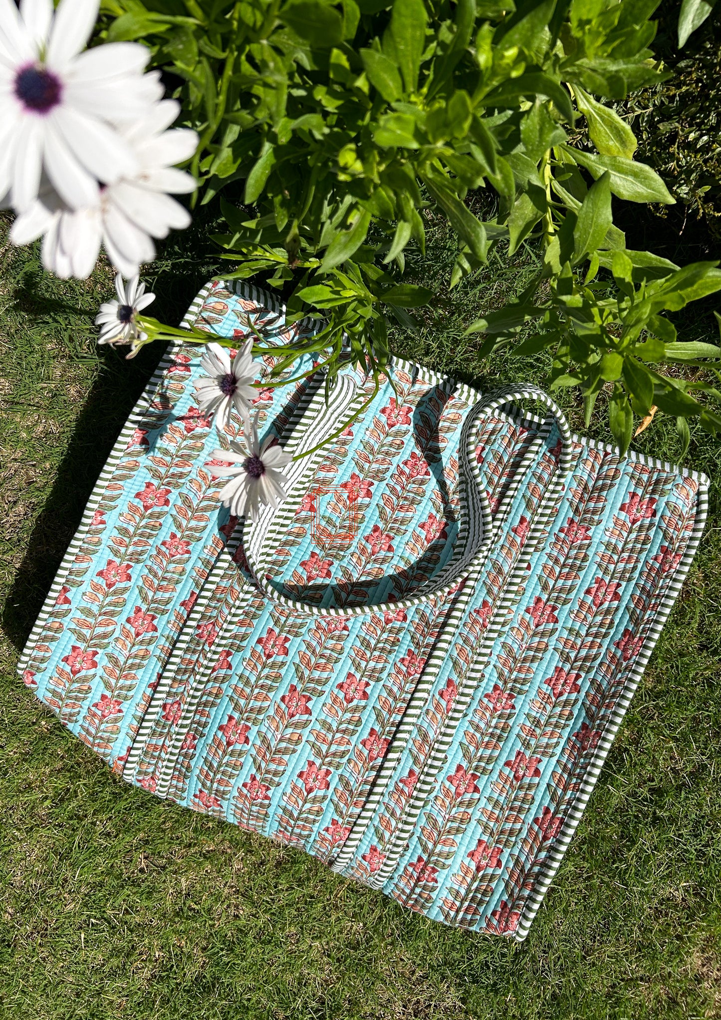 Primrose Picnic Zipper Tote