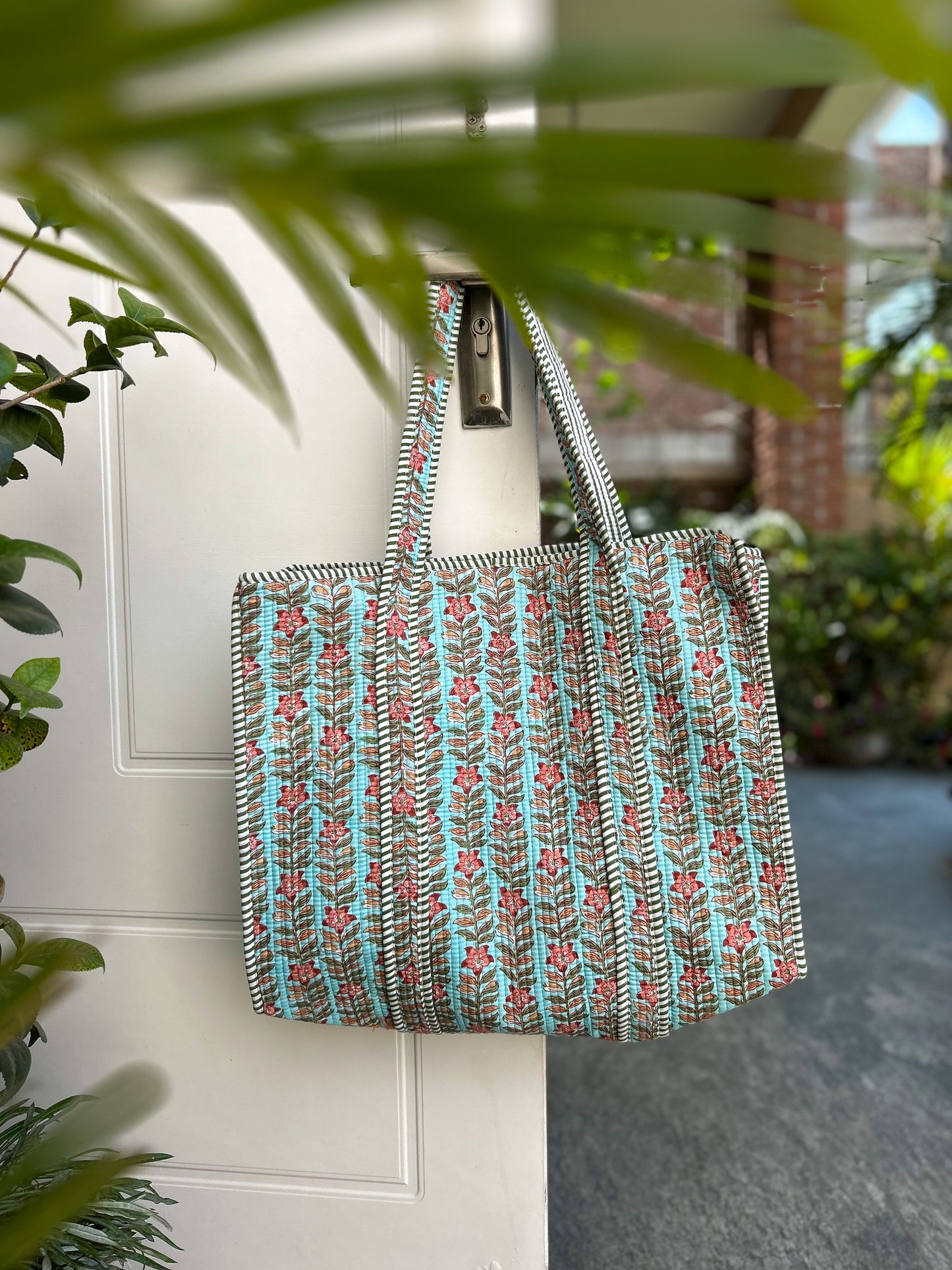 Primrose Picnic Zipper Tote